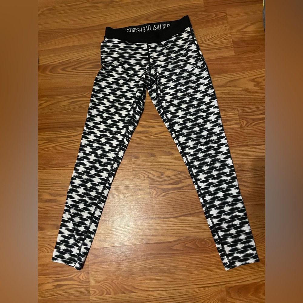 Black and white Nike leggings